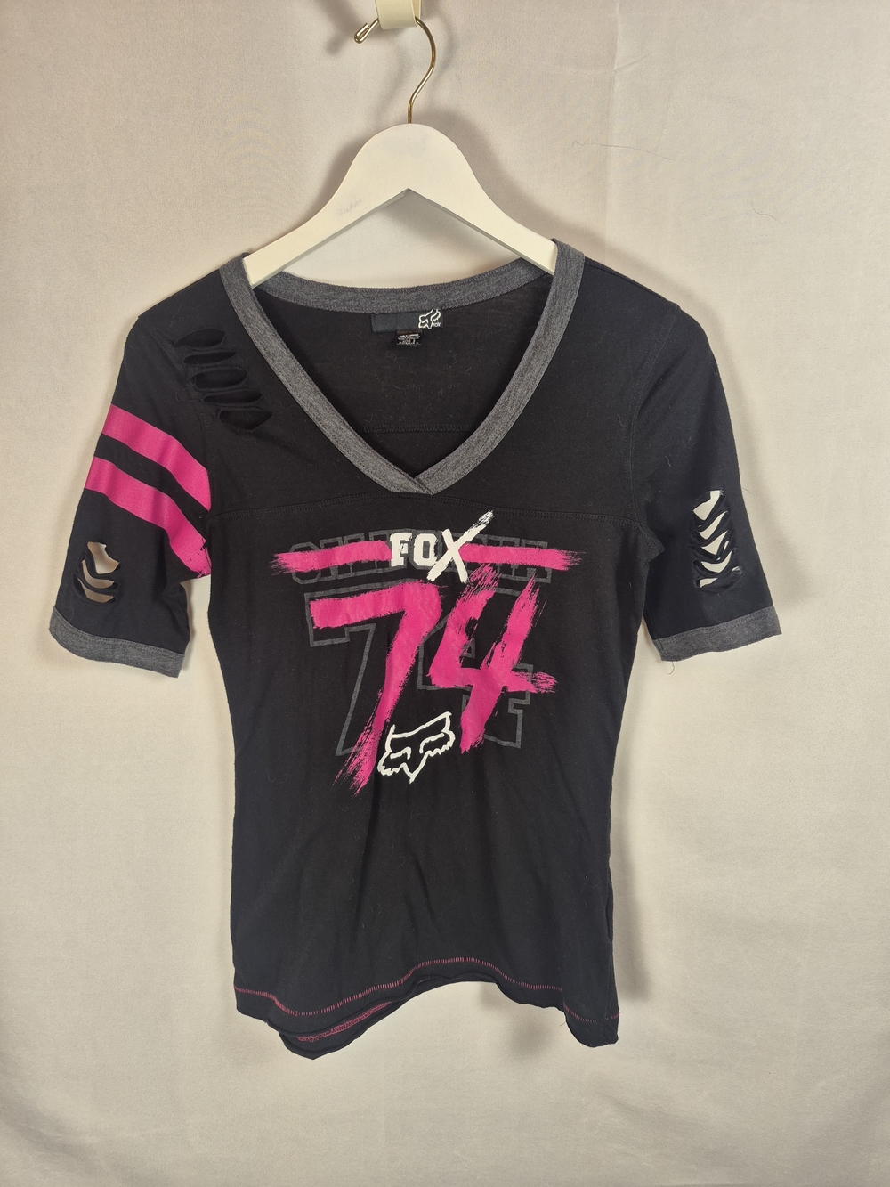 FOX Y2k VTG Graphic V-Neck Distressed Tee in Black & Hot Pink Size S